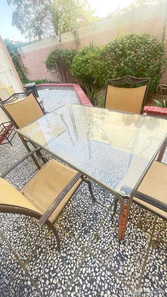 طاوله وأربعه كراسي للبيع 2