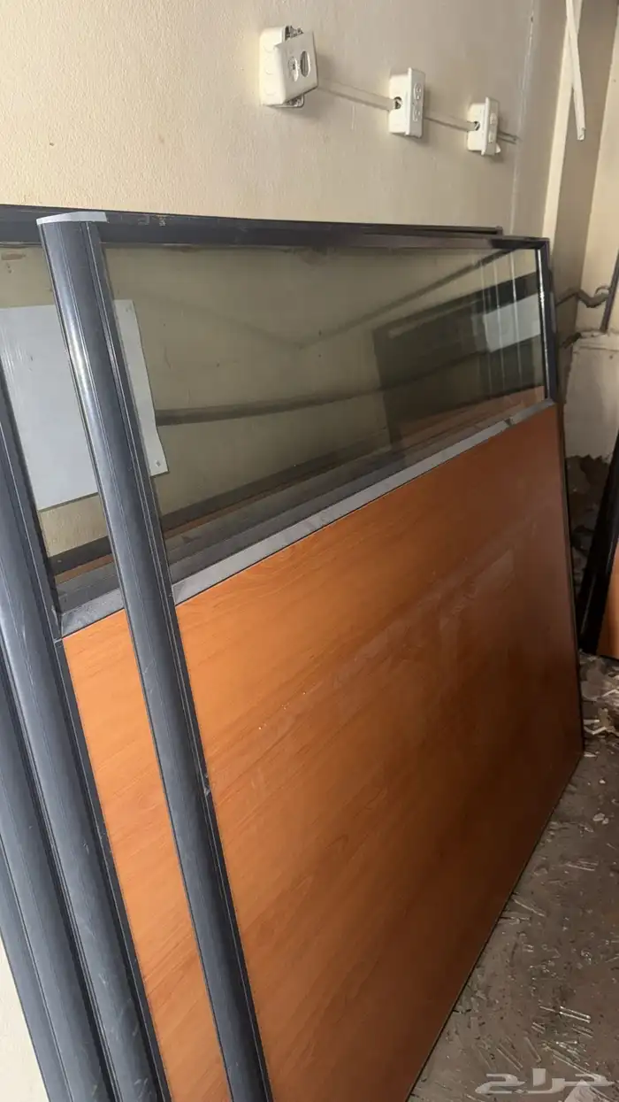 اثاث مكتبي 10 قطع مع بارتشن وطاوله استقبال ودواليب وطاولات 4