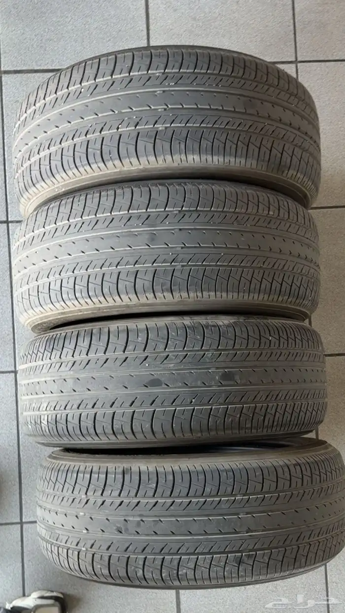 كفرات شبه جديده للبيع يوكوهاما مقاس 215 50 17 0