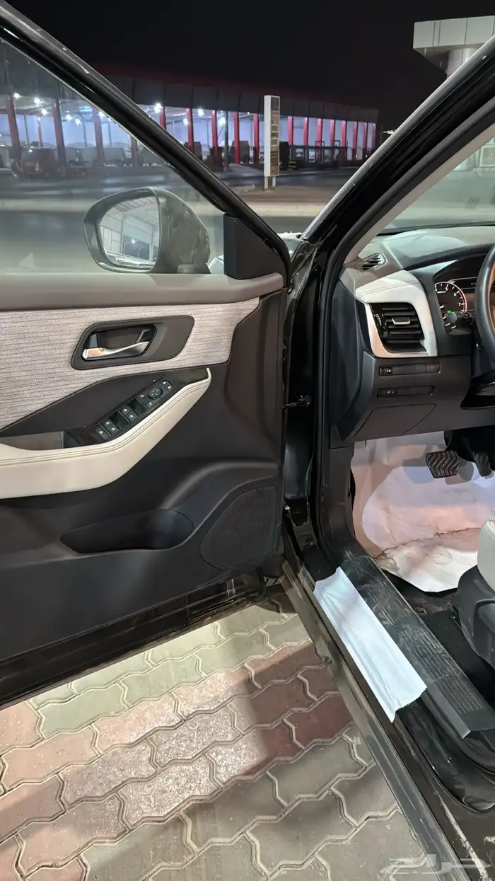 نيسان اكس تريل ستاندر 7 ركاب بدون دبل 2025 6