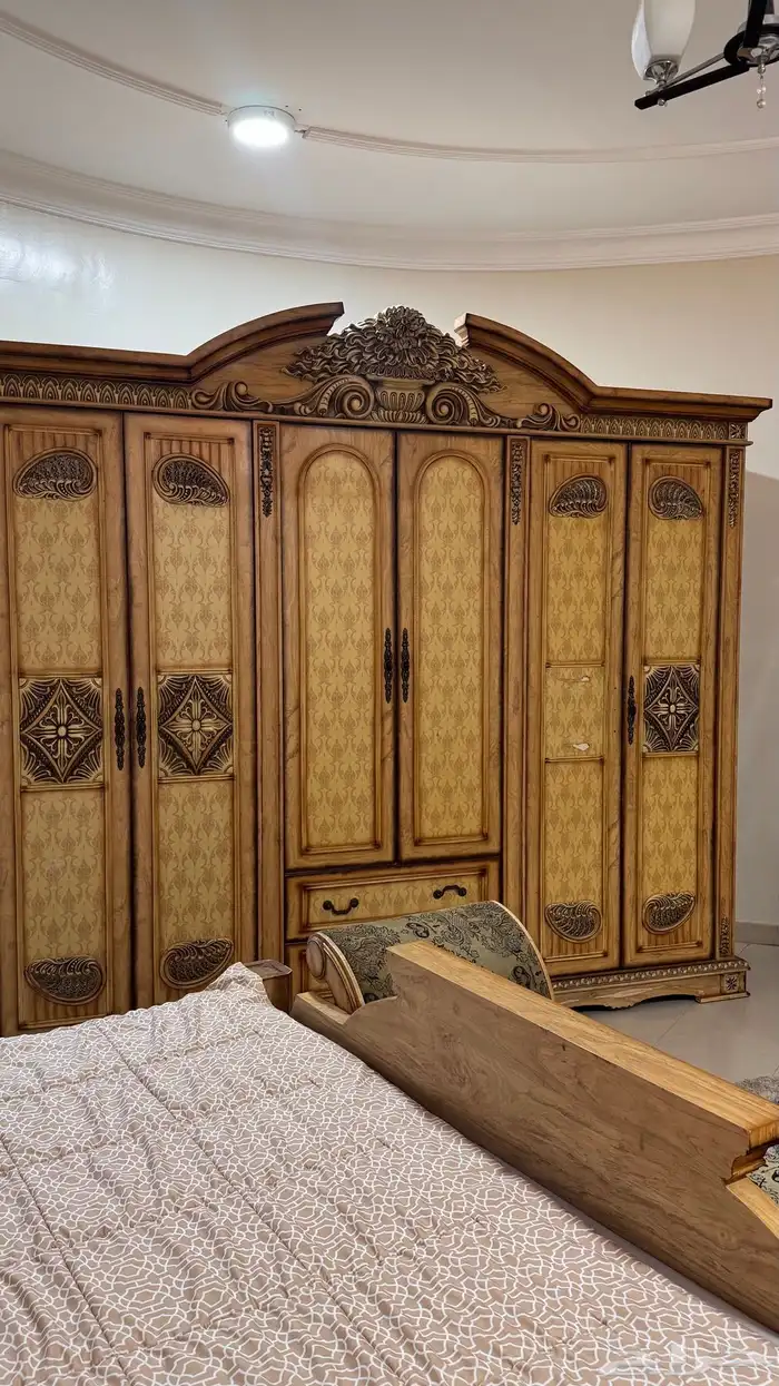 غرفة نوم فخمة طراز كلاسيكي خشب ثقيل بحالة جيده 4