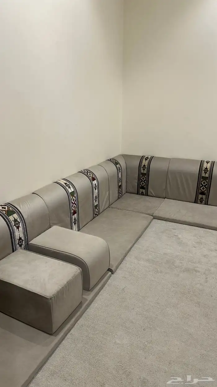 للبيع سجادتين وطاولات ومكتبه ودولاب وجلسه 4