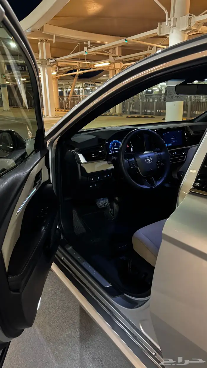 كامري LE بنزين 2025 فضي وكالة 6