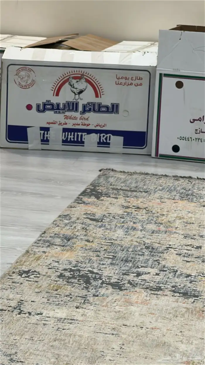 للبيع سجادتين وطاولات ومكتبه ودولاب وجلسه 7