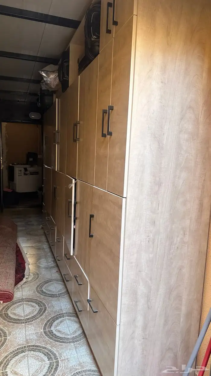 للبيع سجادتين وطاولات ومكتبه ودولاب وجلسه 10