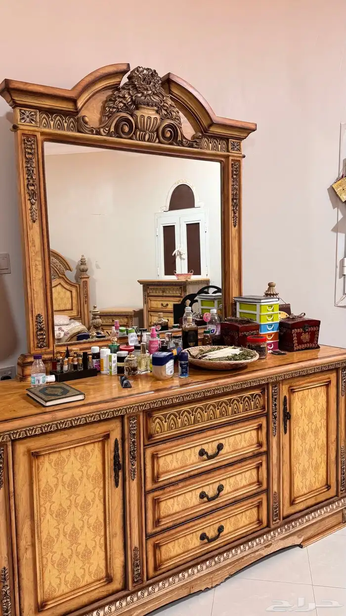 غرفة نوم فخمة طراز كلاسيكي خشب ثقيل بحالة جيده 3