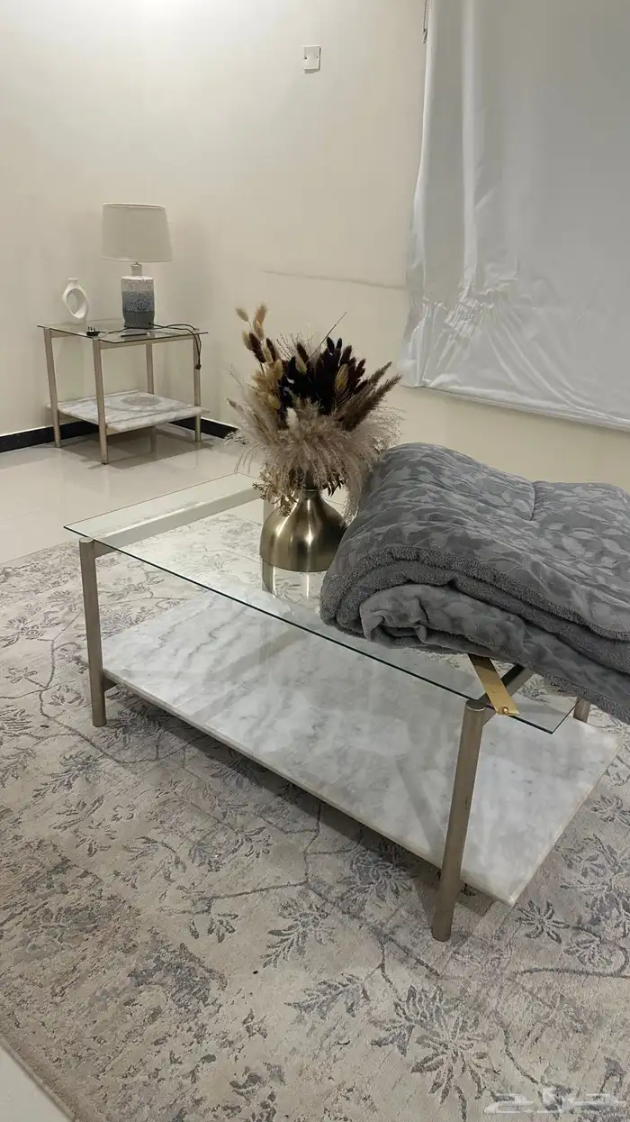 للبيع سجادتين وطاولات ومكتبه ودولاب وجلسه 1