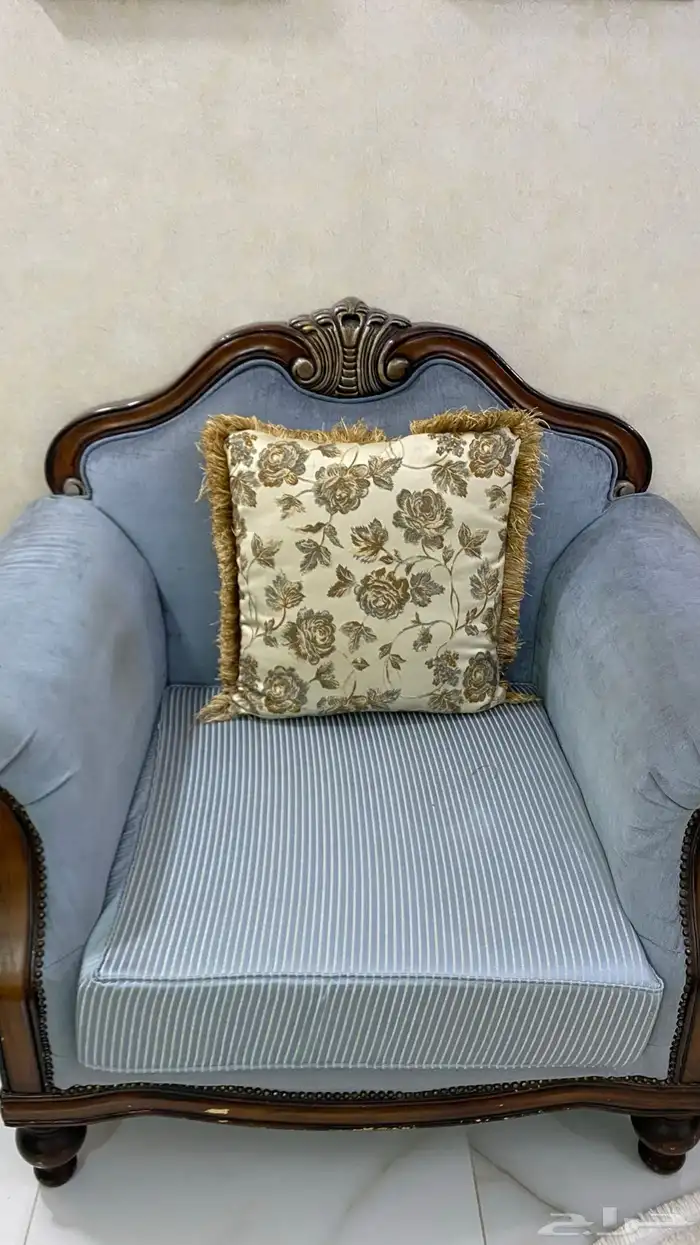 كنب كبير و وسط و 2 فردي مع 8 مخدات كبيره 1