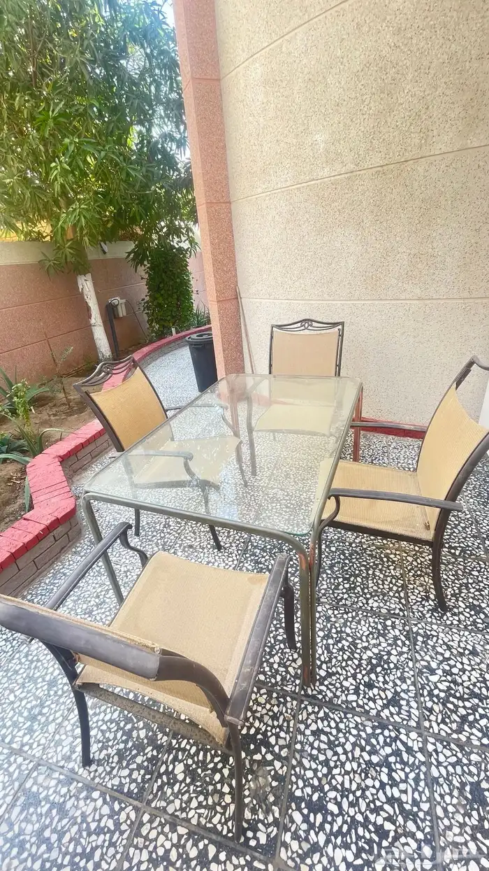 طاوله وأربعه كراسي للبيع 3