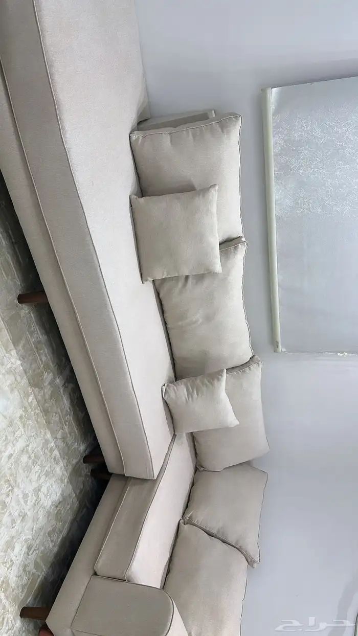 كنب وطاولة تلفزيون . 1