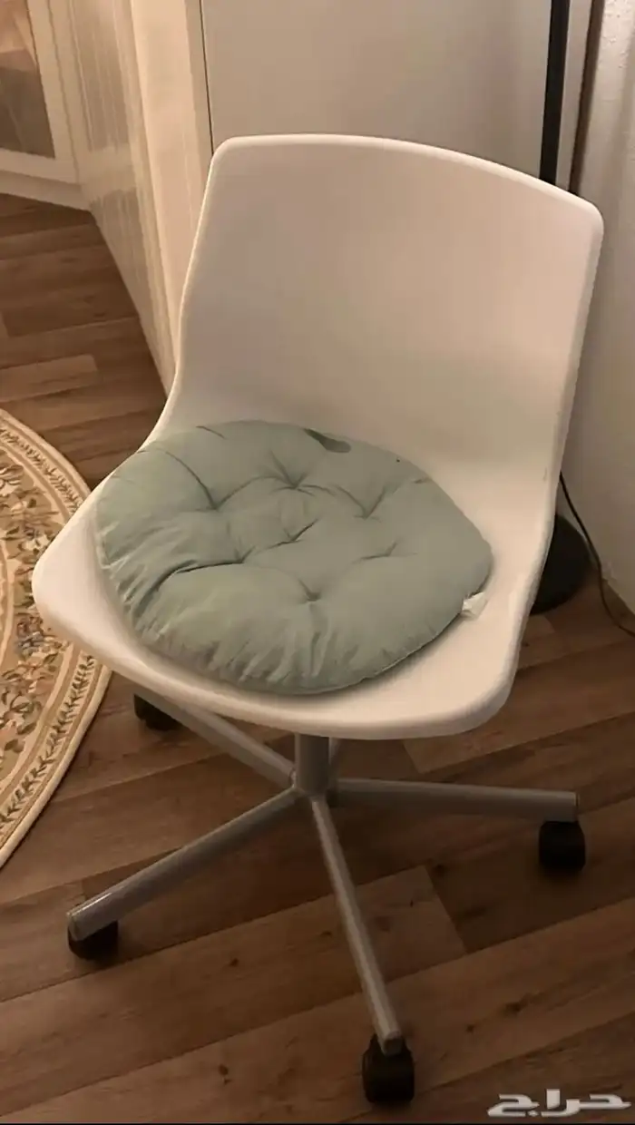 مكتب وكرسي من ايكيا 0