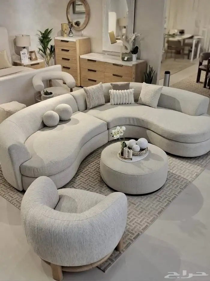 كنب ومجالس بتصاميم مودرن وكلاسيك تناسب جميع الأذواق والمساحا 0