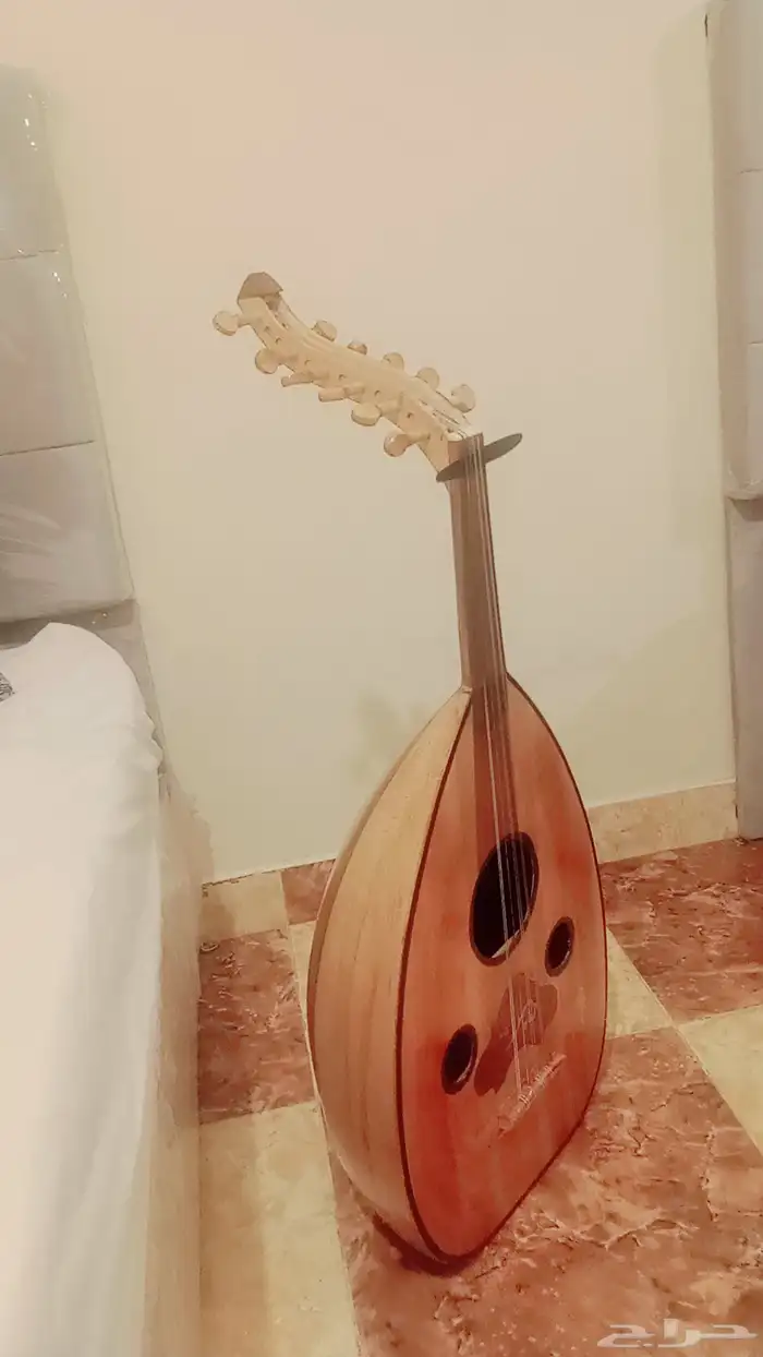 عود مصري تعليمي فيه كسر خفيف واثنين من الاوتار مقطوعه 0