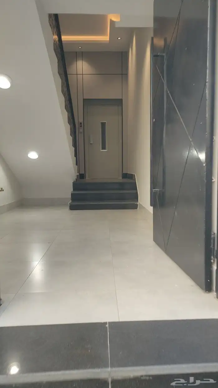 للبيع شقق ارضية وعلويه موقع مميز تشطيبات فاخرة 3