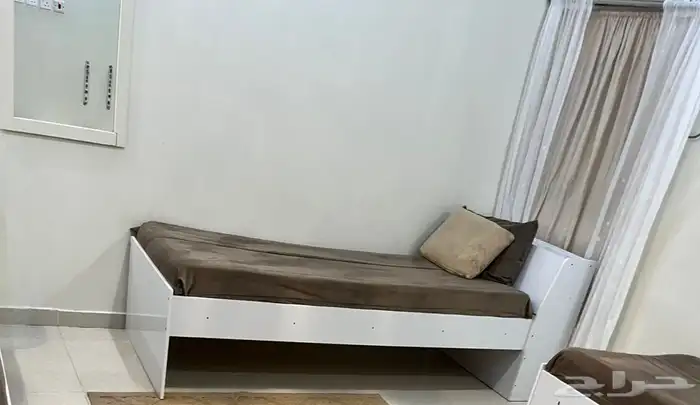 سرير نفر ومرايه مدخل للبيع مستعجل 0