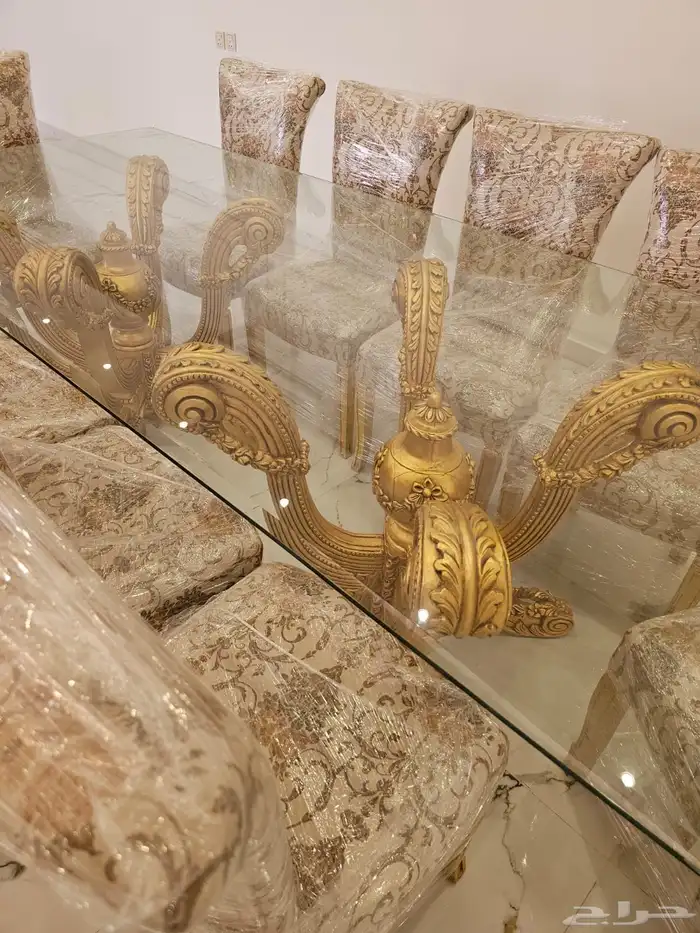 طاولة طعام فخمة زجاجية مع كراسي ذهبية 0