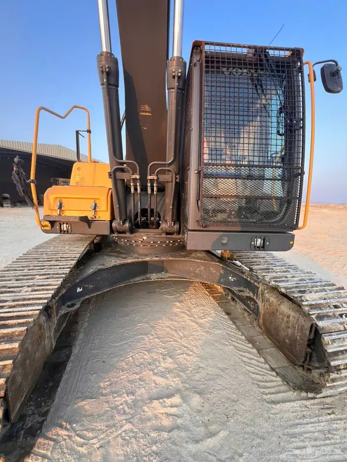 للبيع 2 بوكلينات فولفو 2023 وارد الفطيم (سعودي) 7