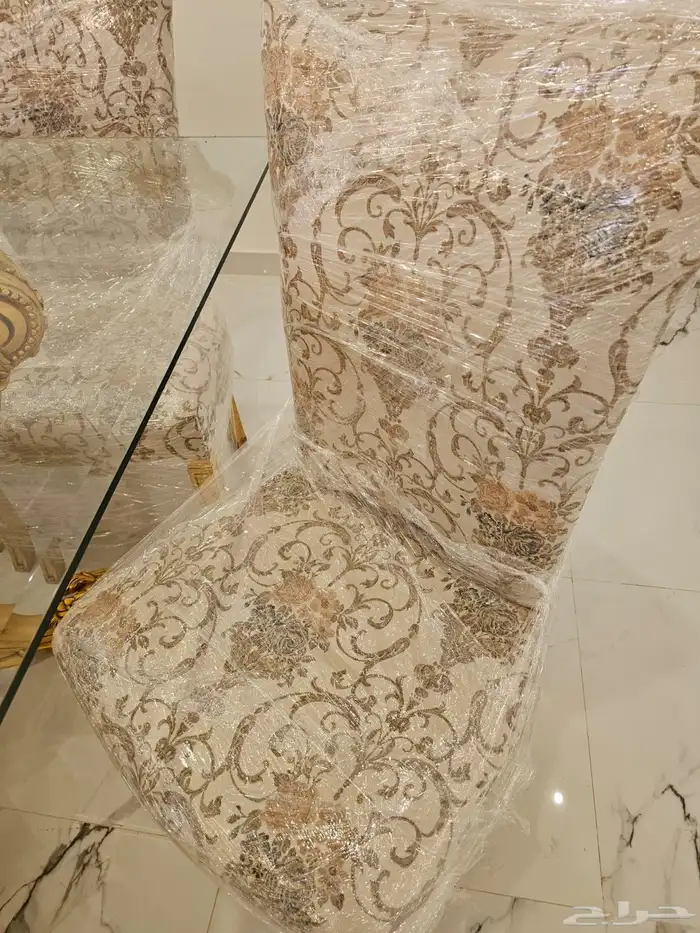 طاولة طعام فخمة زجاجية مع كراسي ذهبية 1