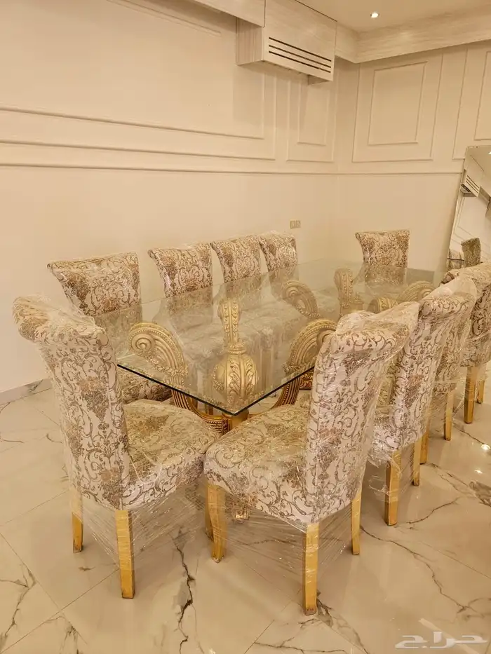 طاولة طعام فخمة زجاجية مع كراسي ذهبية 2