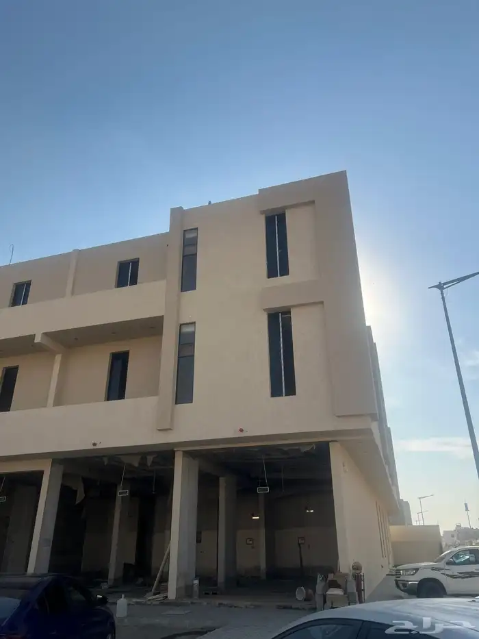 للايجار محلات تجارية بموقع مميز على زاوية حي القادسية 3