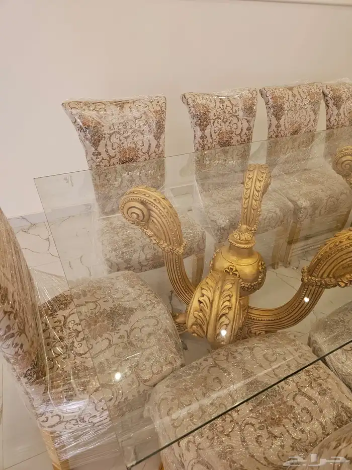 طاولة طعام فخمة زجاجية مع كراسي ذهبية 3