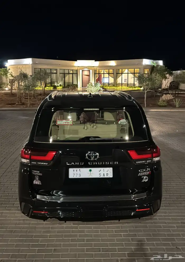 لاندكروزر جيب اسود 2025 1