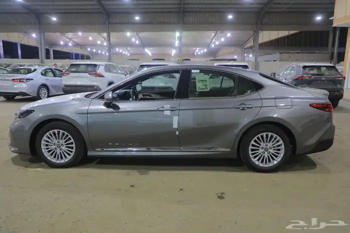 كامري LE فتحة بنزين 2025 جديد تيتانيم 4