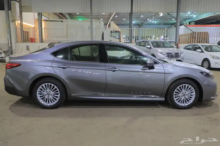 كامري LE فتحة بنزين 2025 جديد تيتانيم 7