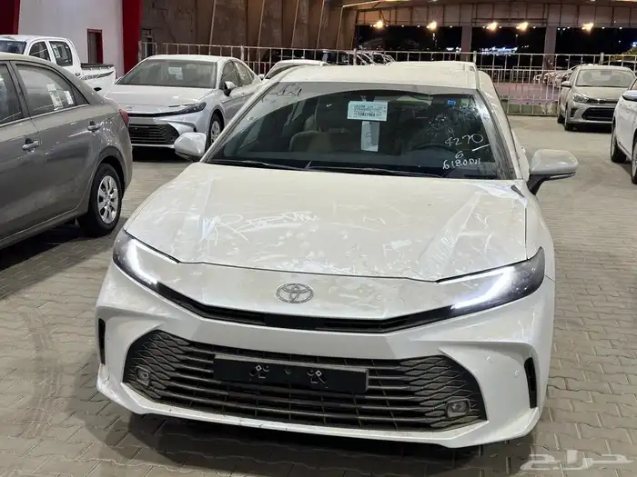 تويوتا كامري E بنزين استاندر اللون أبيض موديل 2025 سعودي 3