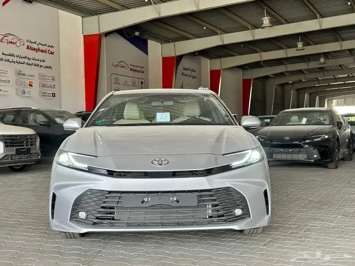 تويوتا كامري E بنزين استاندر طيس اللون فضي موديل 2025 الساير 1