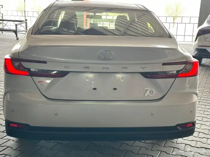 تويوتا كامري E بنزين استاندر طيس اللون فضي موديل 2025 الساير 4