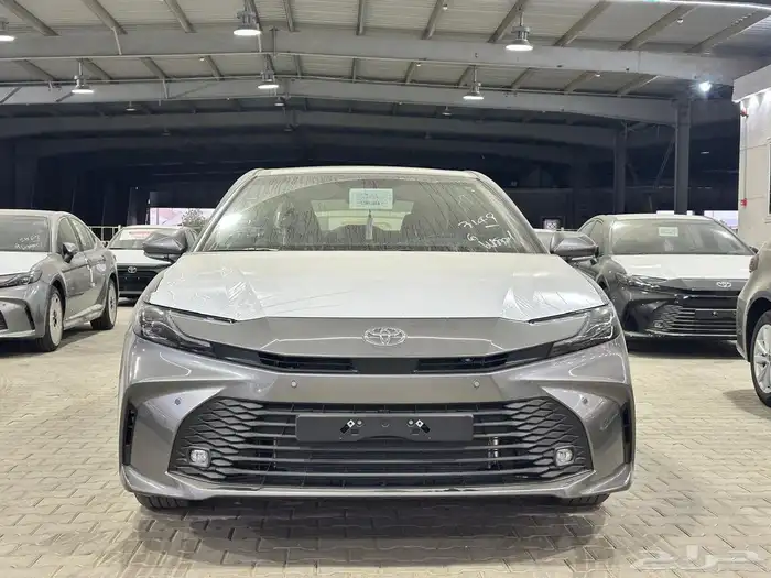 تويوتا كامري LE بنزين اللون تيتانيوم موديل 2025 تقسيط وكاش 2