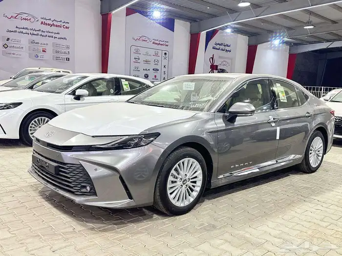 تويوتا كامري LE بنزين اللون تيتانيوم موديل 2025 تقسيط وكاش 1