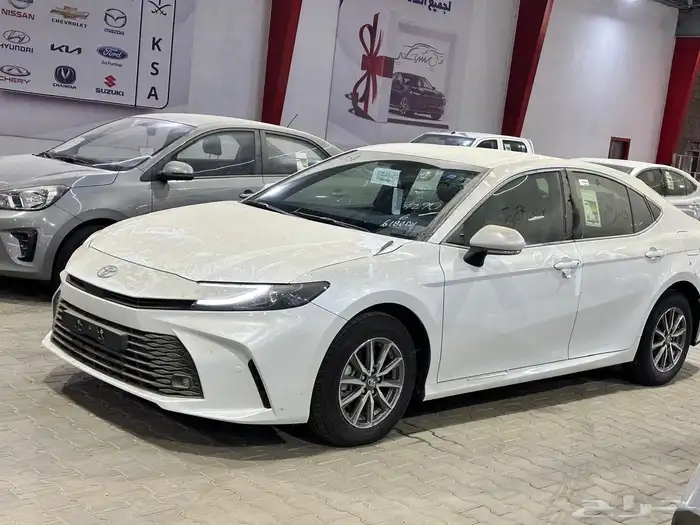 تويوتا كامري E بنزين استاندر اللون أبيض موديل 2025 سعودي 0