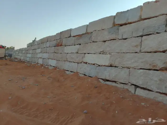 نقوم بتركيب الشبوك بجميع أنواعها وتسوير المزارع بلا حجر الطب 1