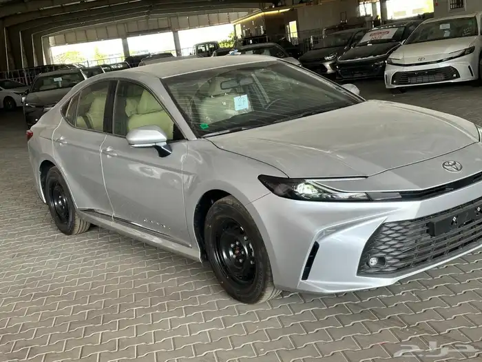 تويوتا كامري E بنزين استاندر طيس اللون فضي موديل 2025 الساير 2