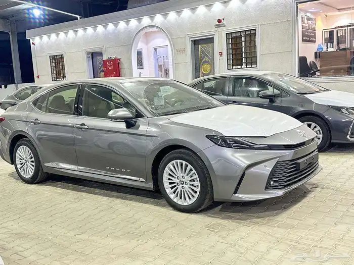 تويوتا كامري LE بنزين اللون تيتانيوم موديل 2025 تقسيط وكاش 0