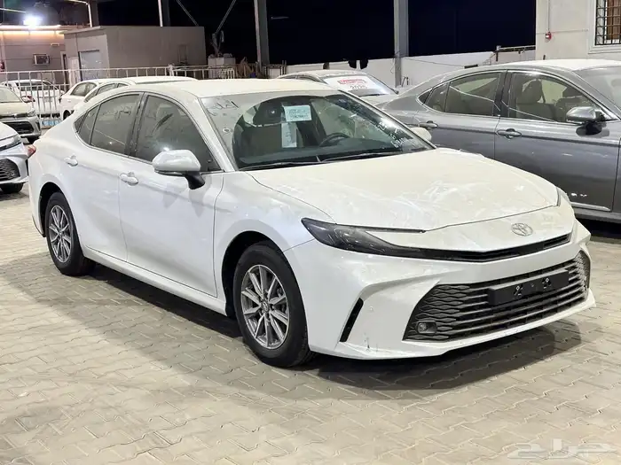 تويوتا كامري E بنزين استاندر اللون أبيض موديل 2025 سعودي 1