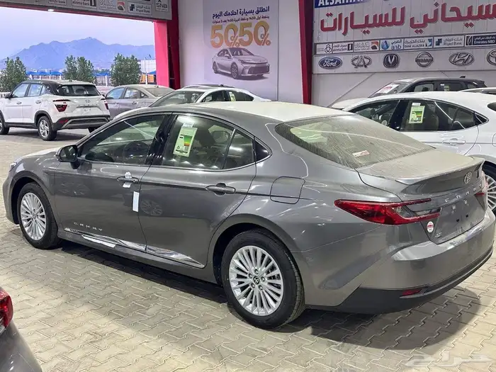 تويوتا كامري LE بنزين اللون تيتانيوم موديل 2025 تقسيط وكاش 4