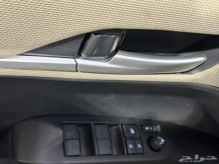 تويوتا كامري E بنزين استاندر اللون أبيض موديل 2025 سعودي 6