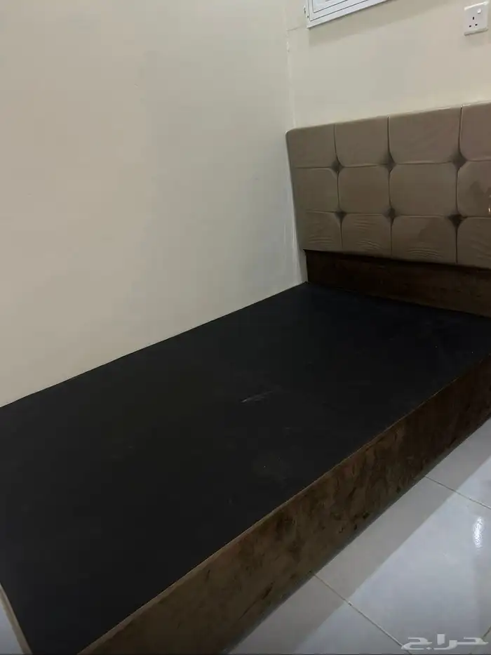 سرير للبيع فالباحة على السوم وقابل للتفاوض 2