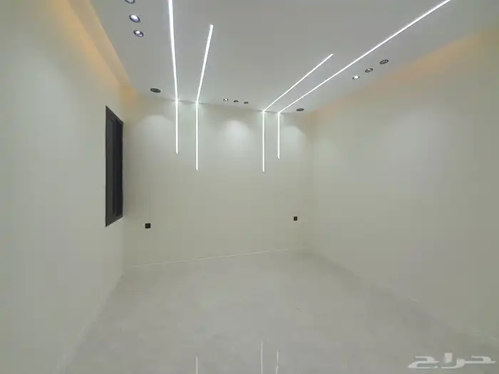 للبيع شقه دور ثاني مع سطح مستقل المصعد شغال حي درة الموسى 14