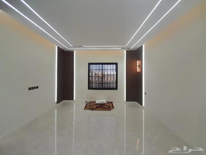 للبيع شقه دور ثاني مع سطح مستقل المصعد شغال حي درة الموسى 4