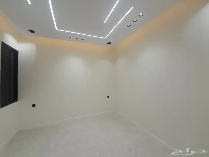 للبيع شقه دور ثاني مع سطح مستقل المصعد شغال حي درة الموسى 10