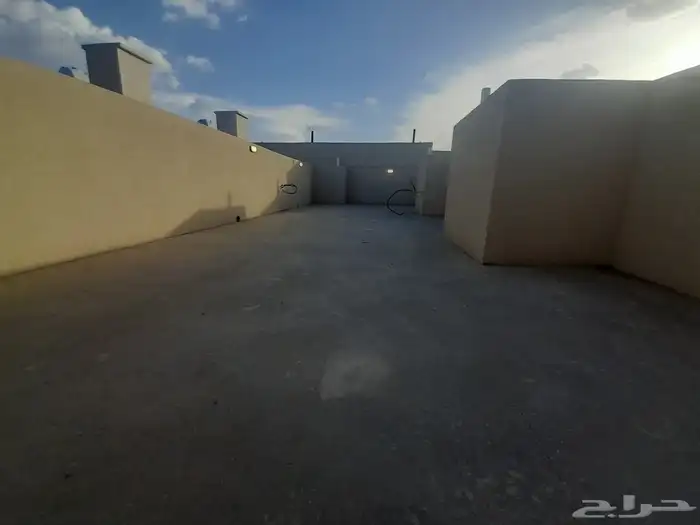 للبيع شقه دور ثاني مع سطح مستقل المصعد شغال حي درة الموسى 18