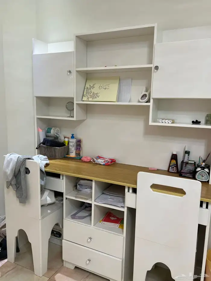 مكتب نضيف وكبير حق شخصين 0