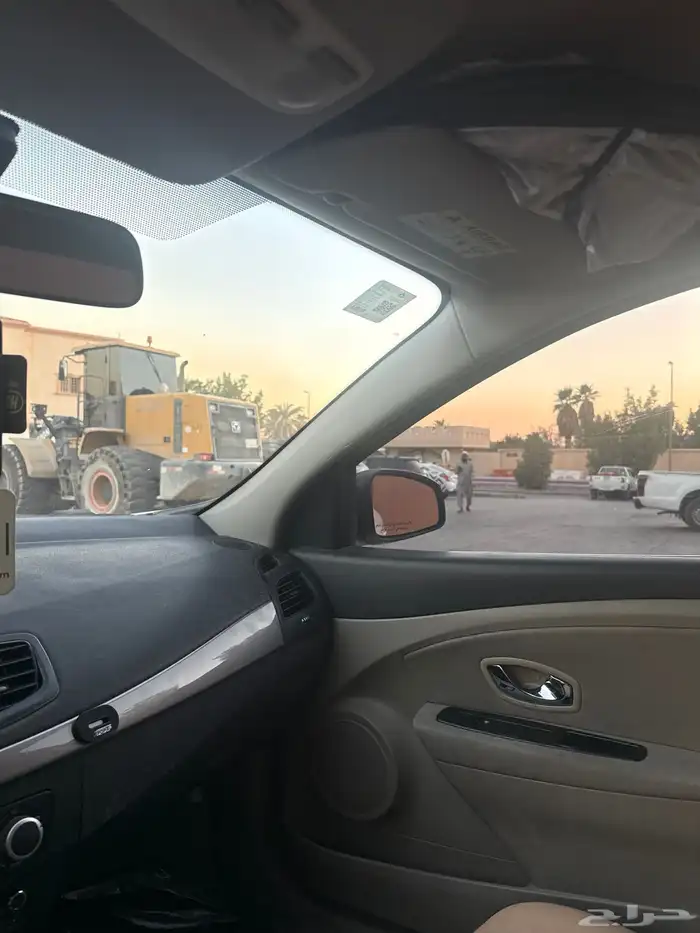 سيارة من نوع RENAULT- FLUENCE 2015 7