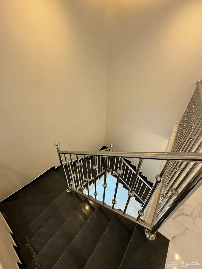 للبيع روف علوي بمدخل سياره شمال الخميس درج داخلي وخارجي 20