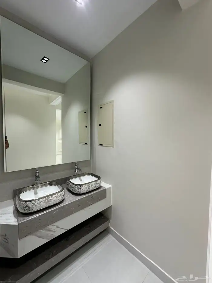 للبيع شقق علويه ممتازه والسعر 520 الف بحى المعارض خميس مشيط 9