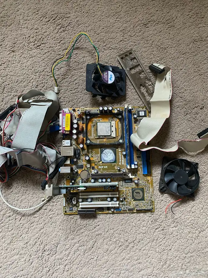 قطع بي سي للبيع قديمه فقط ب 20 0